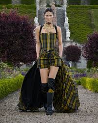Dior apresenta coleção Cruise 2025 nos jardins do castelo Drummond ...