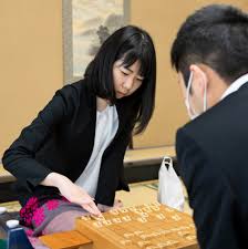 将棋初の女性「棋士」は持ち越し 西山朋佳三段 - 日本経済新聞